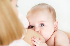 Почему у малышей возникает икота после кормления?