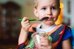 Что делать, если ребенок ест много сладкого?